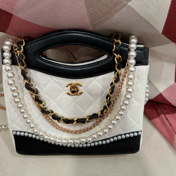 Up for Trade🔥🔥🔥RARE 🔥 Chanel Mini Tote Pearl Crossbody Bag - Picture 7 of 14